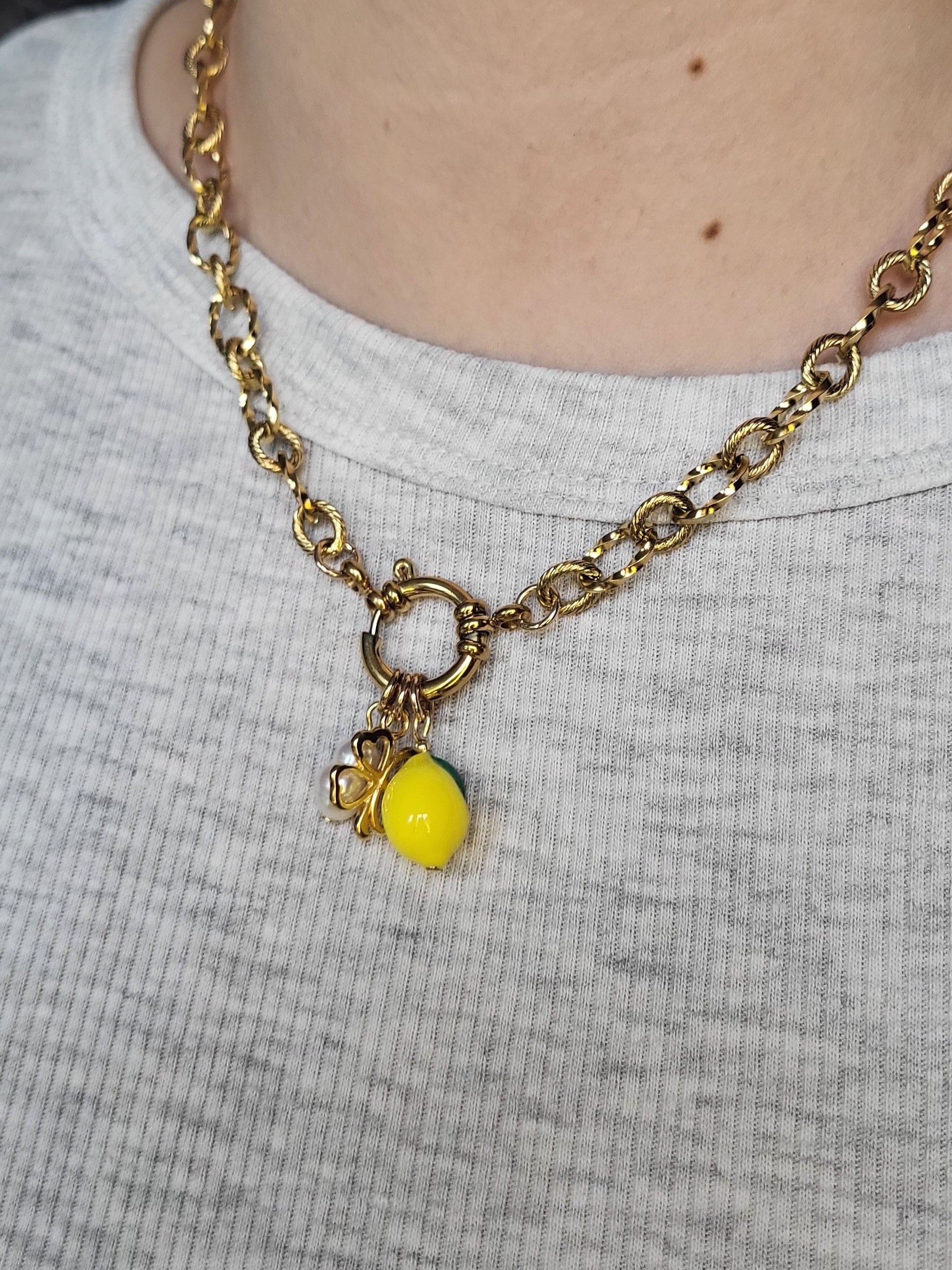 Collier doré avec des grosses mailles, attache bouée et charms citron