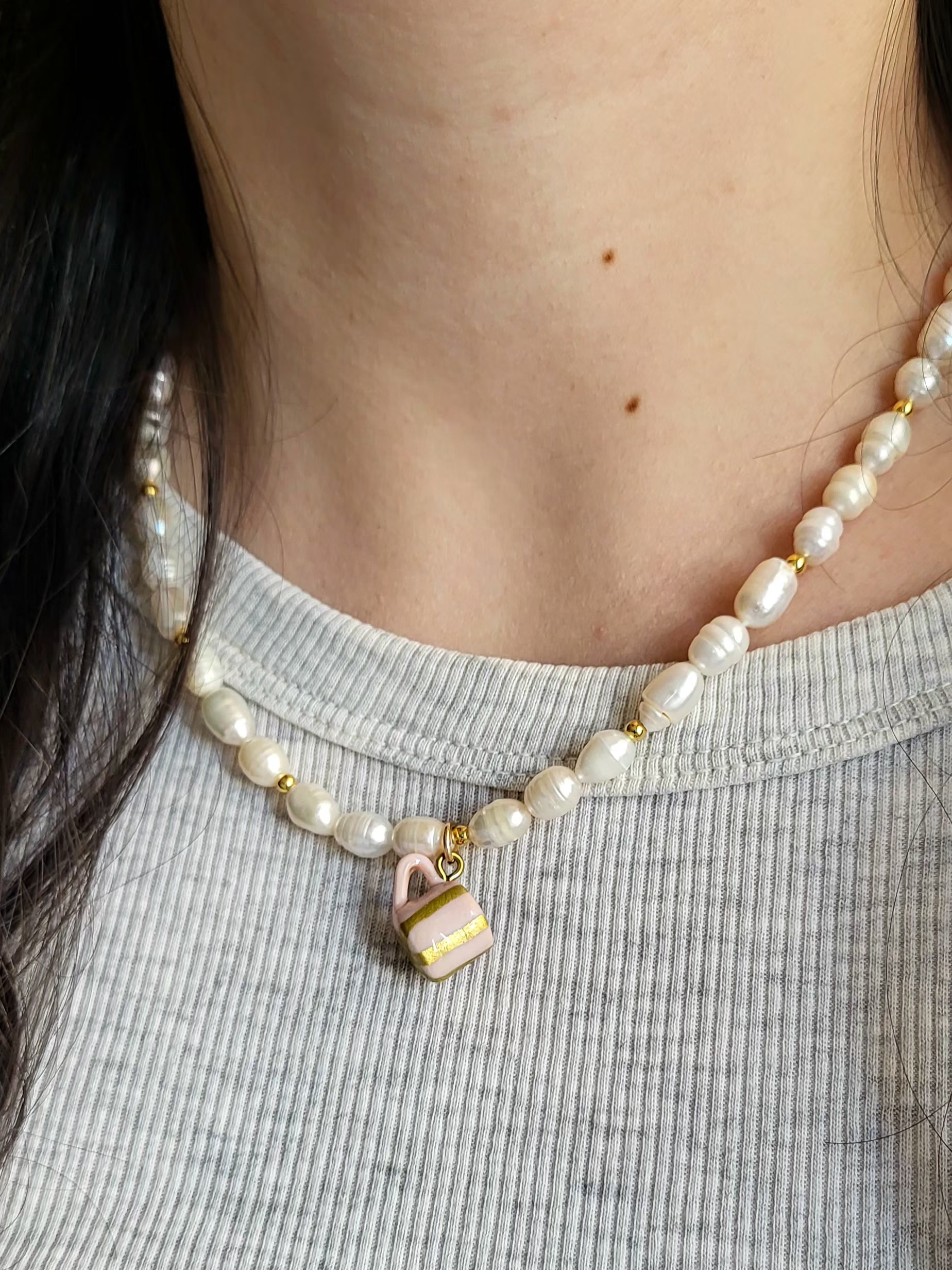 collier en perles d'eau douce avec une tasse de café en charm