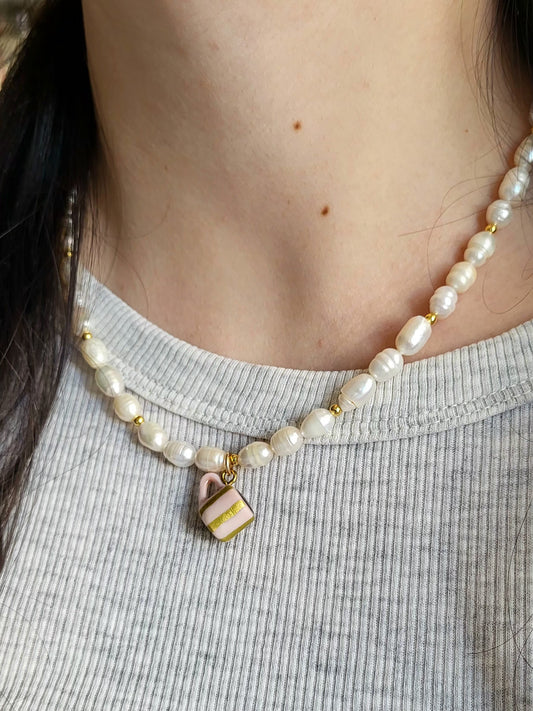 Collier emma en perles d'eau douce orné d'un charm en forme de tasse de café