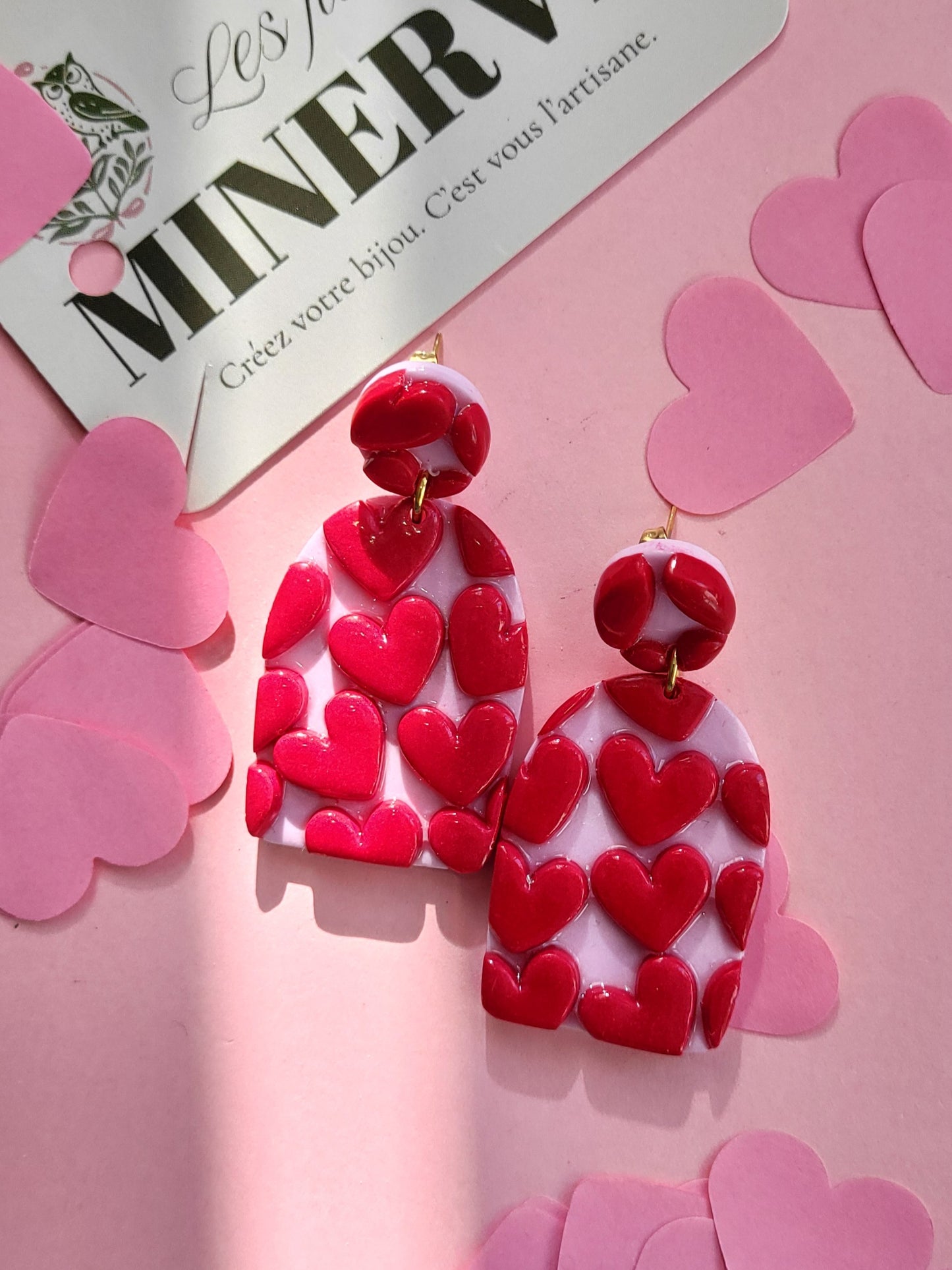 Céleste - boucles d'oreilles pendante cœurs en relief